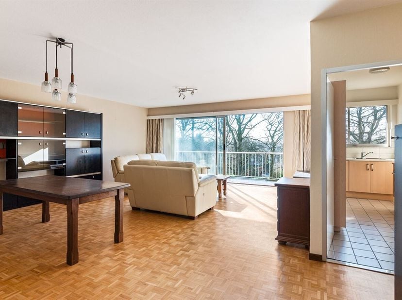 Ruim en instapklaar appartement (112m²), gelegen in een mooi groen domein, voorzien van 3 slaapkamers en 2 grote en zonnige terrassen met open zicht o
