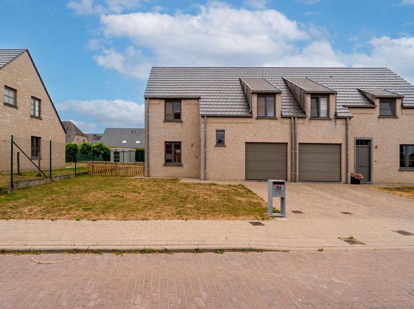 Instapklare gezinswoning met 3 slaapkamers in het centrum van Aarsele<br />
<br />
Langs de Vinktstraat, pal in het centrum van Aarsele, bevindt zich