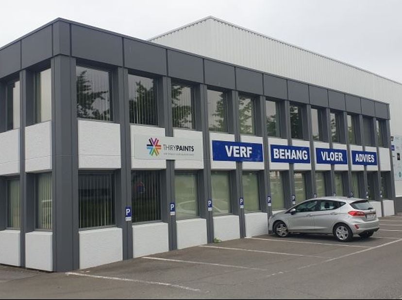 Bureaux à Vilvorde : Bureau rénové de 200 m² avec haute visibilité sur un axe très fréquenté. Accès rapide au Ring et à l’aéroport. Bureaux prêts à l’