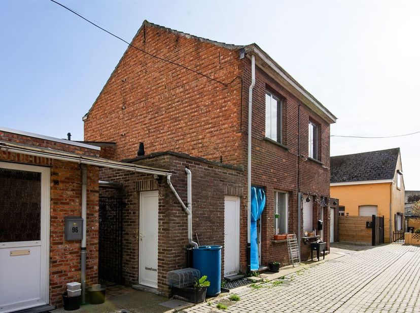 Te renoveren woning met 2/3 slaapkamers<br />
Deze rijwoning is ideaal voor wie op zoek is naar wonen in een rustige wijk. Doch aan de stadsrand van h