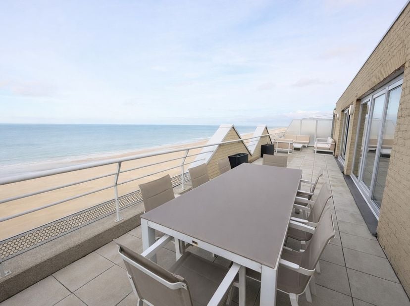 Situé à un emplacement absolument privilégié sur la digue de Mariakerke, ce penthouse-duplex d’exception offre 3 chambres, 3 salles de bains et une vu
