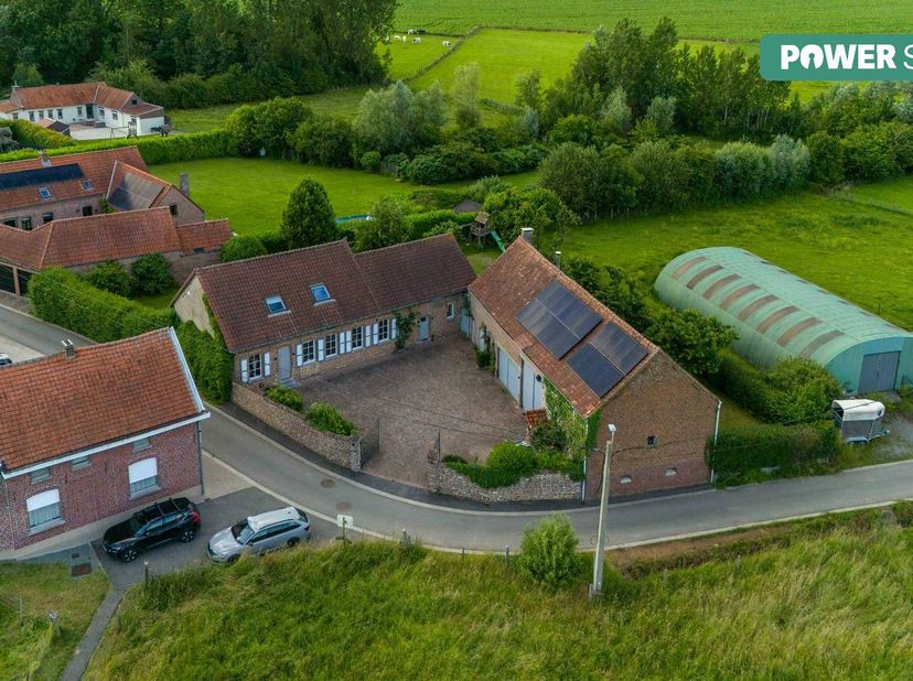 Dit prachtige, instapklare huis in het rustige en landelijke Sint-Maria-Lierde staat te koop. Deze authentieke hoeve, die oorspronkelijk bestond uit t
