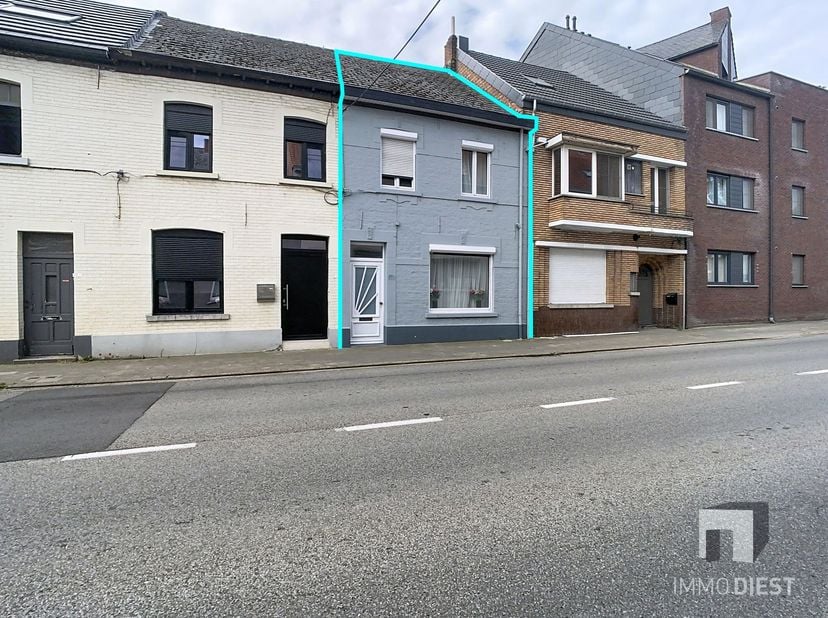 Op zoek naar een betaalbare woning op een centrale ligging? <br />
Deze gezellige starterswoning combineert een praktische indeling met drie slaapkam