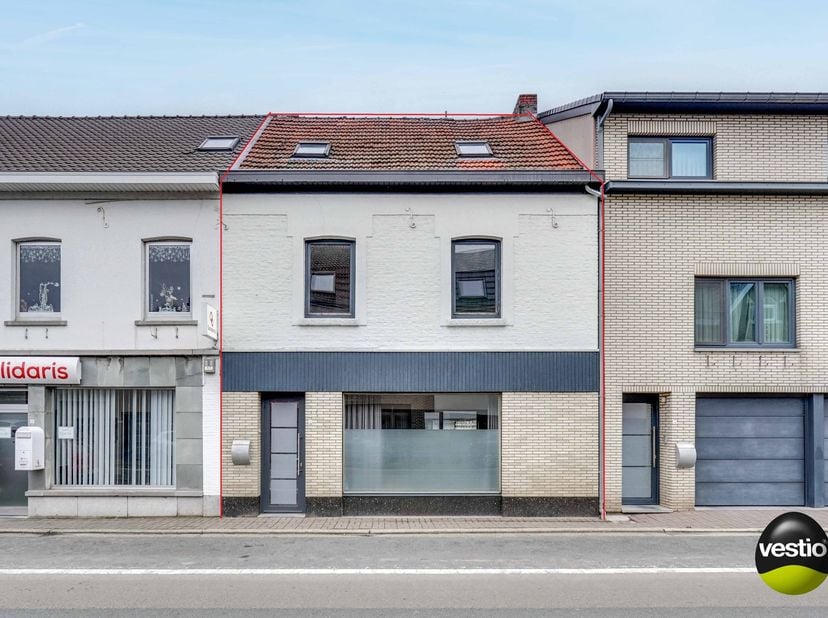 <br />
TE RENOVEREN RIJWONING IN HET CENTRUM VAN AS<br />
<br />
Langs de Steenweg ter hoogte van huisnummer 78 vinden we deze te renoveren woning ter