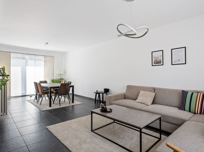 Maison mitoyenne prête à emménager avec jardin exposé sud, panneaux solaires et bon indice EPC à Hoboken<br />
<br />
Vous recherchez une maison prê