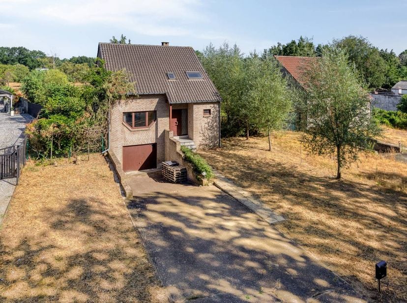 Bent u op zoek naar een woning waar u elke dag kunt genieten van rust, ruimte en een uitzonderlijke groene omgeving? Dan zal deze open bebouwing aan d