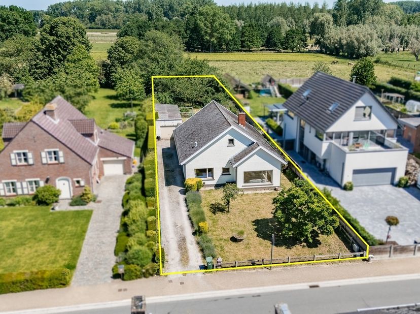 Ontdek deze interessante en solide bungalow uit 1965, rustig gelegen in het landelijke en gegeerde Massemen. De woning bevindt zich op een gunstige lo