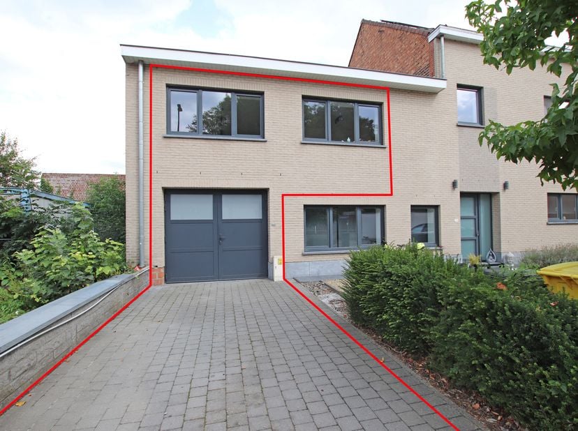 Een bezoek is enkel mogelijk na het invullen van volgend formulier: https://kdc-immo.mijnhuurprofiel.be/whise/7834379.<br />
Volledig gerenoveerd appa