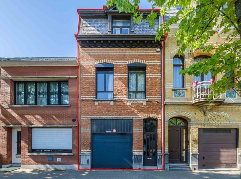 OP TE FRISSEN RUIME WONING -<br />
<br />
Gezinswoning.<br />
Met 2 slaapkamers, ruime tuin en veel potentieel.<br />
Bestuursmaatregelen in het maatr