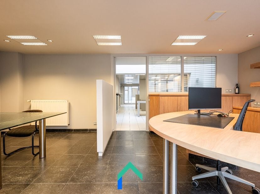 Bedrijfsvastgoed te koop in Oostrozebekestraat 13,
                    8760 Meulebeke