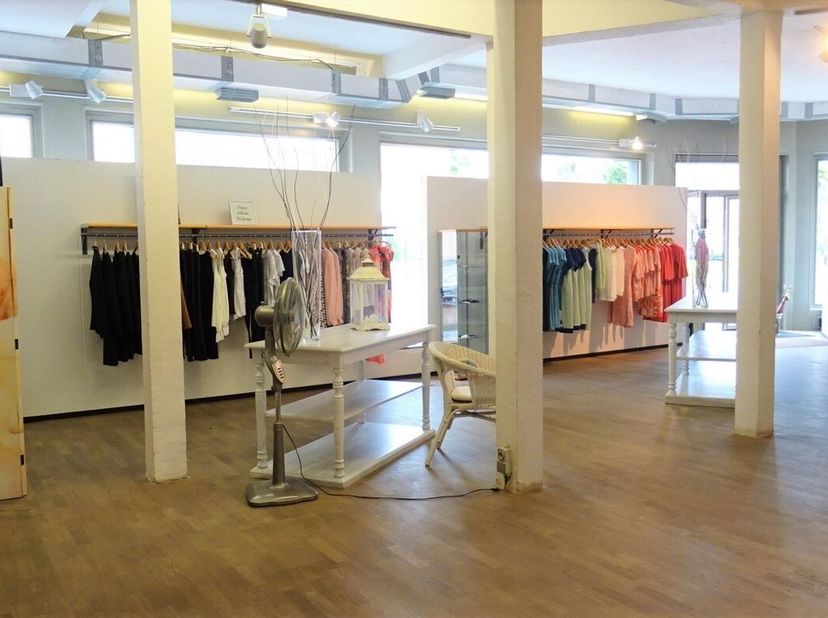 Zeer goed gelegen commerciële ruimte van ca. 129m². Dit pand heeft een vitrine van maar liefst ca. 20,59m. Uitstekend gelegen in het centrum van Tiene