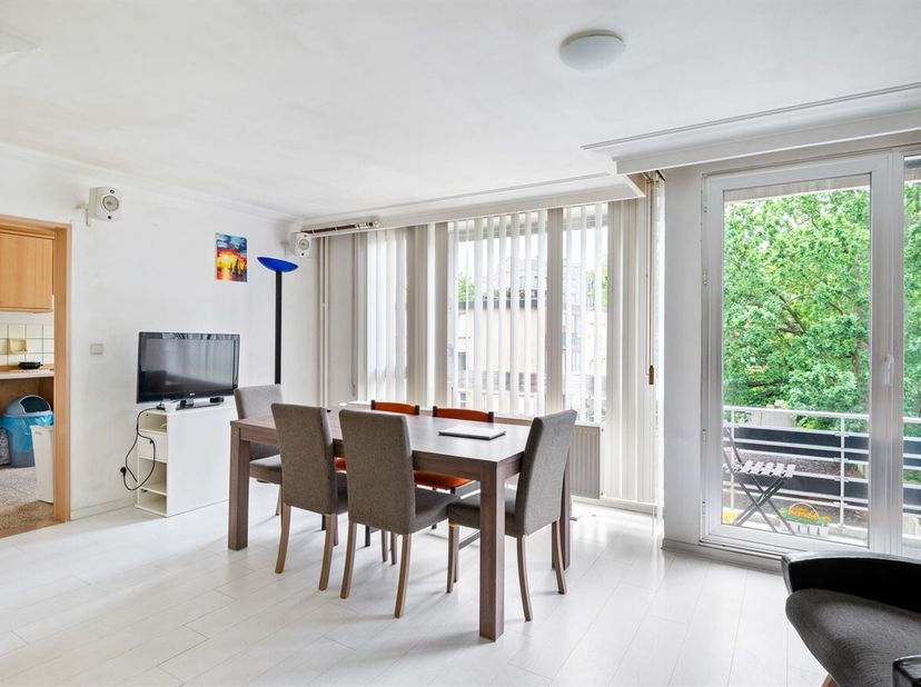 Dit appartement bevindt zich op de tweede verdieping van een verzorgd gebouw met lift, gelegen aan de Bisschoppenhoflaan in Deurne. Dankzij de central