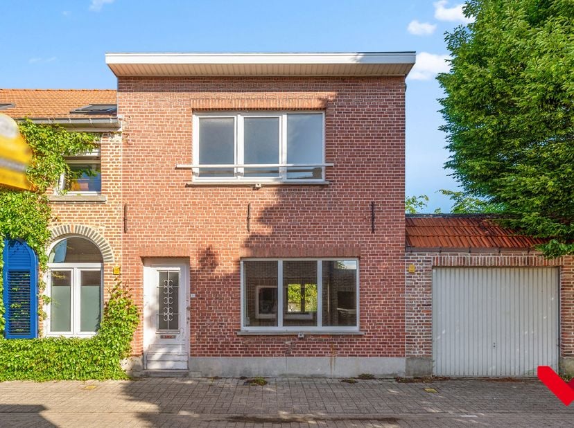 Vous êtes à la recherche d’une maison que vous pourrez rénover entièrement selon vos goûts et vos envies ? Cette spacieuse habitation située dans le c