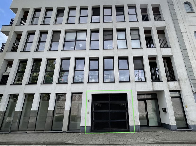 Ce parking couvert est situé à un emplacement stratégique dans la Sint-Denijslaan à Gand, un excellent point de départ offrant des liaisons faciles ve