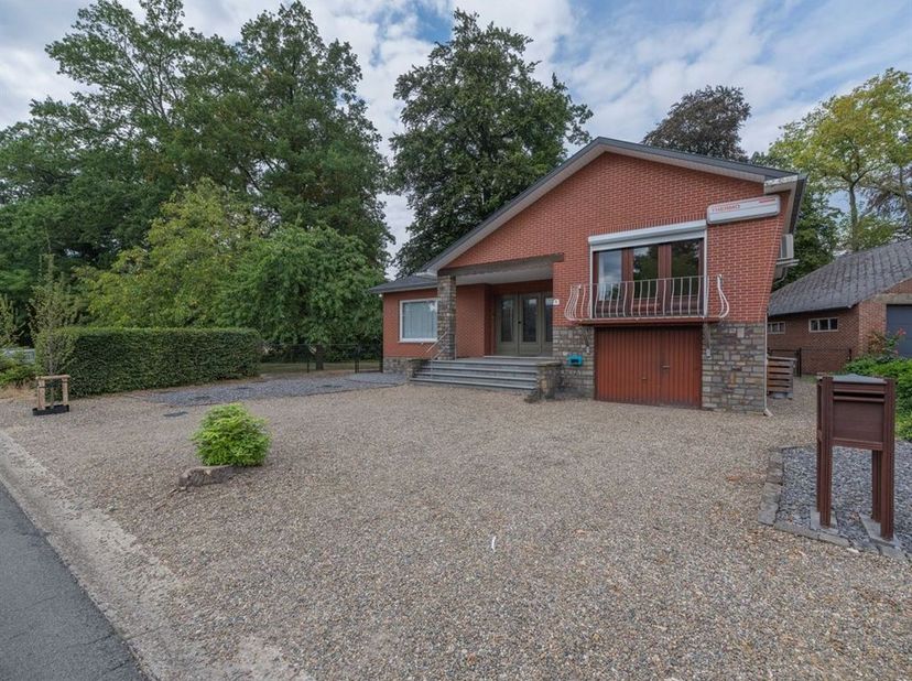 Goed onderhouden, op te frissen splitlevel woning met inpandige garage op ruim perceel vlakbij het centrum<br />
<br />
Troeven<br />
- Keuken en b