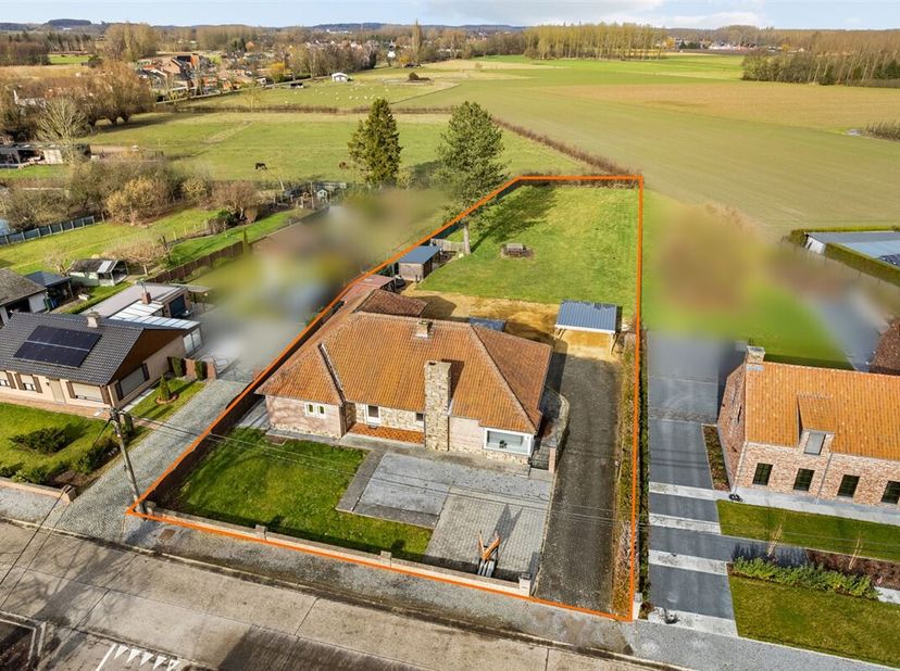 Karaktervolle gelijkvloerse woning (246m²) met 3 slaapkamers en een prachtig uitzicht, op een perceel van 25a41 te Halen.<br />
Belangrijkste troeven: