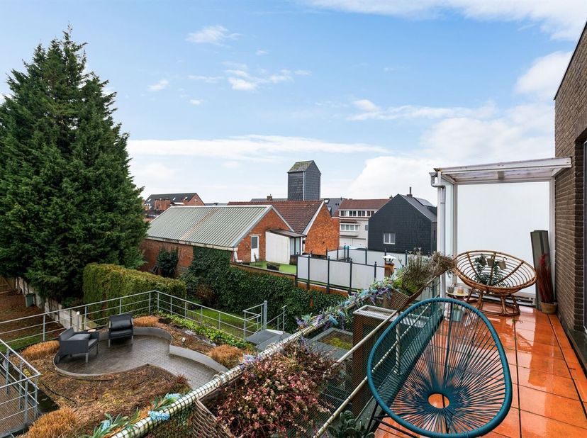Ideaal voor starters ! <br />
Ruim, licht appartement van ca 116 m² in het centrum van het gezellige Beerse, met een terras oost/zuid georiënteerd.<br