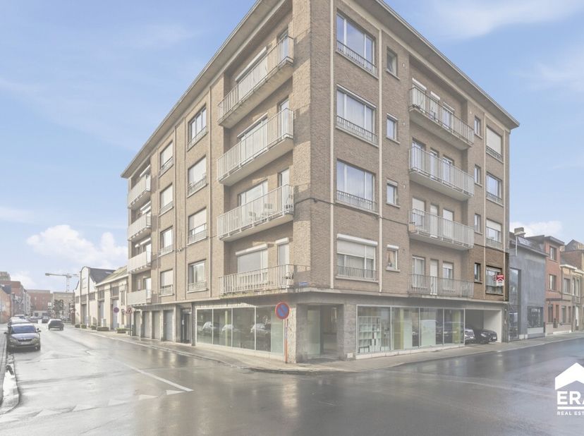 Op zoek naar een instapklaar appartement met een warme uitstraling én een centrale ligging? Dit knusse appartement in de Kokelaarstraat 45 in Roeselar