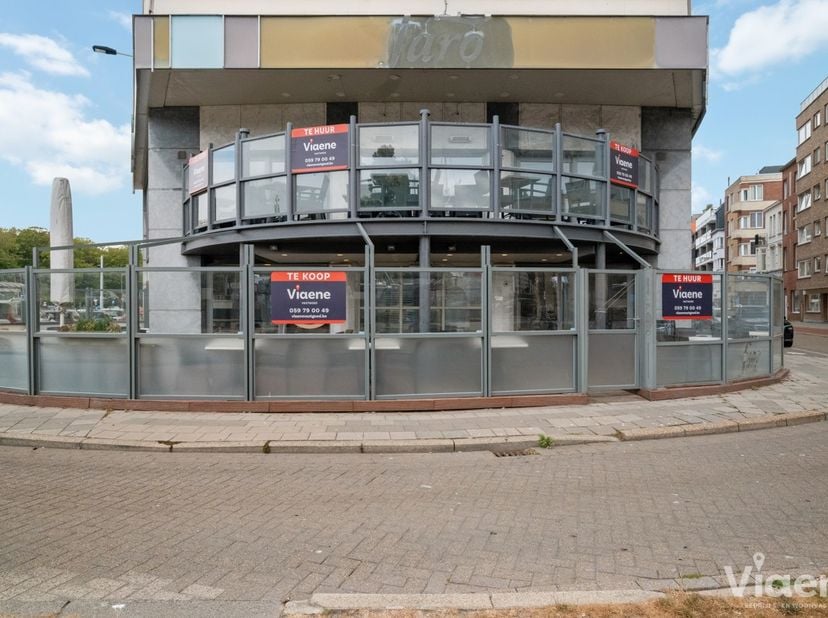 Uitzonderlijk en karaktervol gebouw op een toplocatie - opvallend hoekpand op een commerciële ligging met een zeer hoge visibiliteit - uitstekend en c