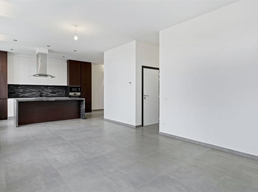 Ligging: Dit appartement is zeer centraal en gunstig gelegen in hartje Merksem. Verschillende scholen, winkels, horeca, sportgelegenheden en het openb