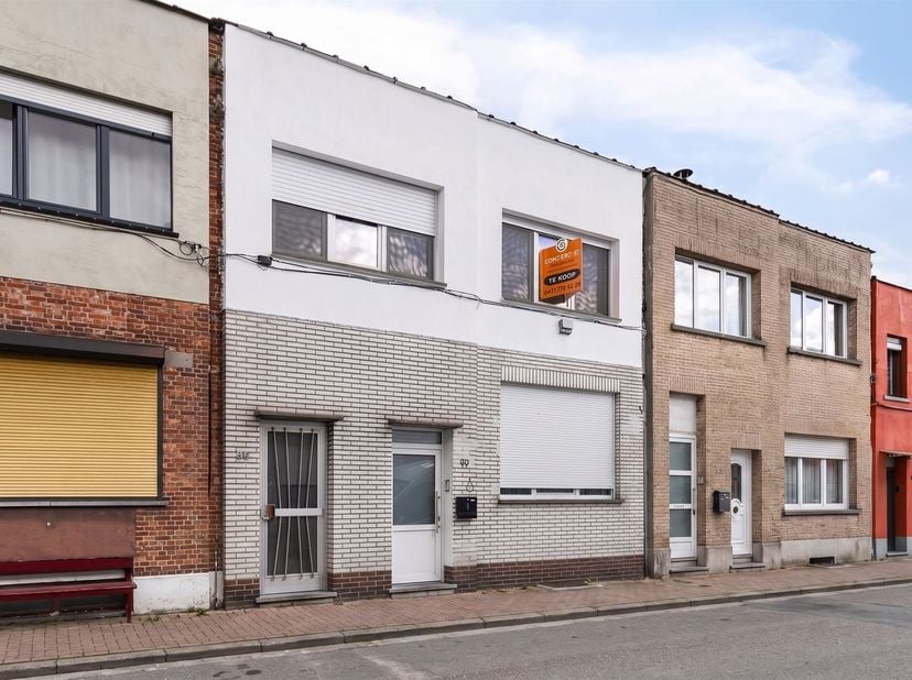 Op zoek naar een woning die je volledig naar eigen smaak kunt renoveren? Dan biedt deze woning een uitstekende kans om jouw droomhuis te creëren.<br /