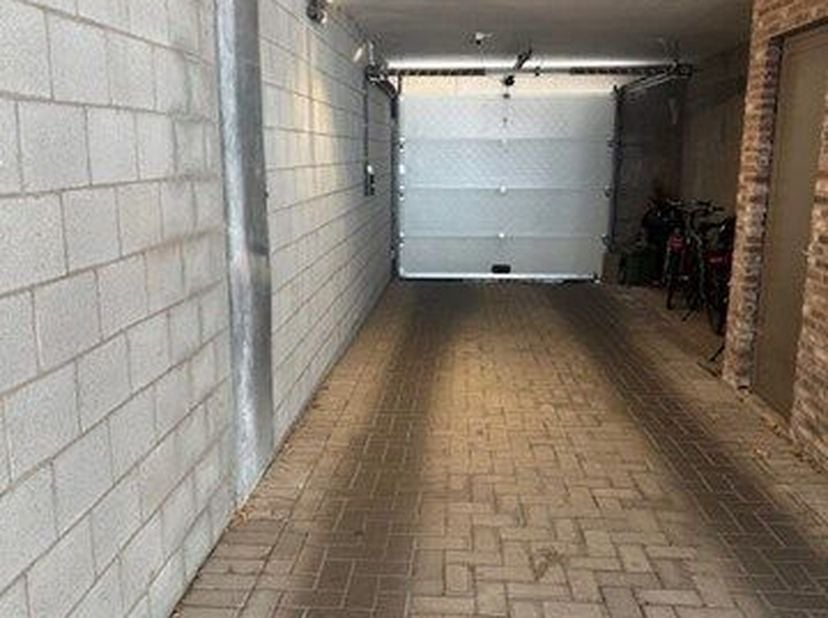 Geen gedoe meer met het zoeken van parkeerplek  in centrum Tienen! Geen parkeerboetes meer!<br />
Deze afgesloten autostaanplaats (nummer 11) in open