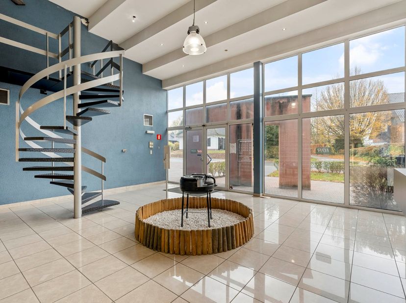 Bedrijfsgebouw - groot ong. 2280m² - met woonst - groot ong. 300m². Vlotte verbinding met centrum Sint-Truiden en Tienen, vlakbij de N80 Hasselt - Sin