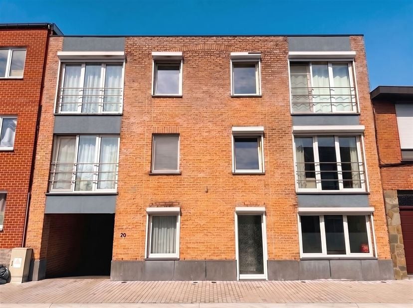 Situé au deuxième et dernier étage d'une résidence de 2006, sans ascenseur, un appartement d'une chambre en bon été avec un emplacement de parking ext