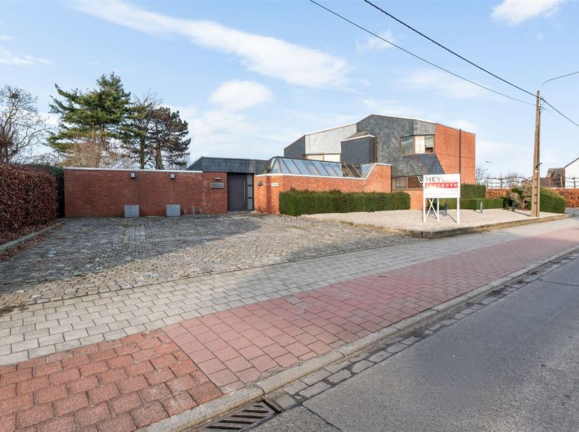Ruime woonst met praktijkruimte op 16a14ca vlakbij het centrum van Herenthout<br />
Deze ruime woning met een bewoonbare opp. van 501m² biedt omwille
