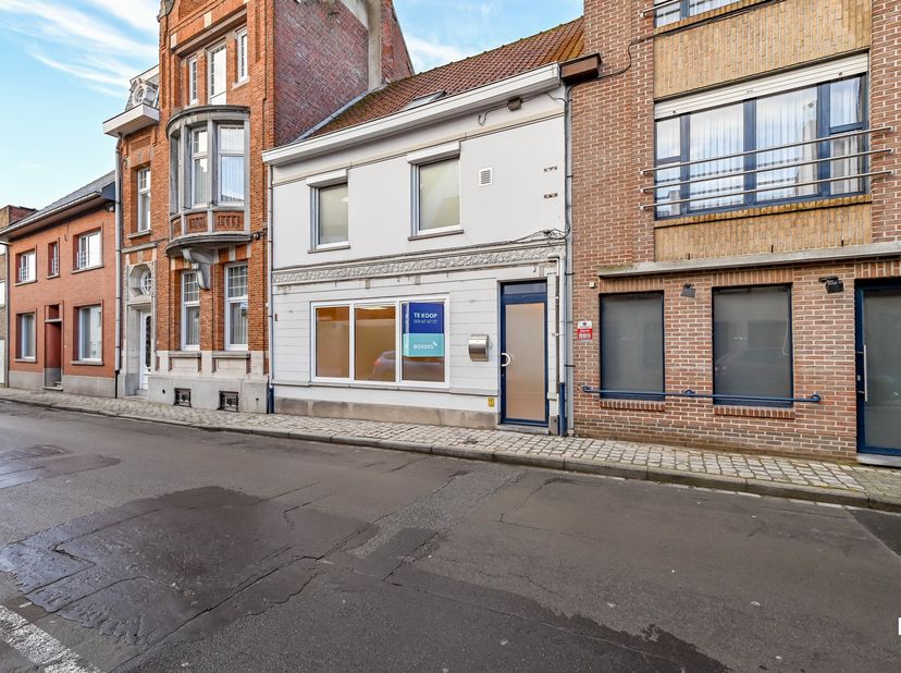 Deze gerenoveerde woning met een bewoonbare oppervlakte van ca. 145 m² (volgens EPC-attest) is gelegen op een perceel van ca. 84 m², op wandelafstand