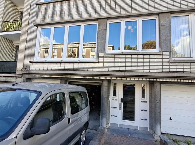 Bel appartement au premier étage,  85 m², double vitrage partout, comprenant: un hall d'entrée, un salon de 25m²,  2 chambres (15.5 et 10m²), une cuis