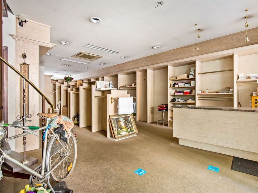 Karaktervol handelspand met ruime woongelegenheden in het centrum van Turnhout<br />
Dit veelzijdige pand combineert een commerciële ruimte op het gel