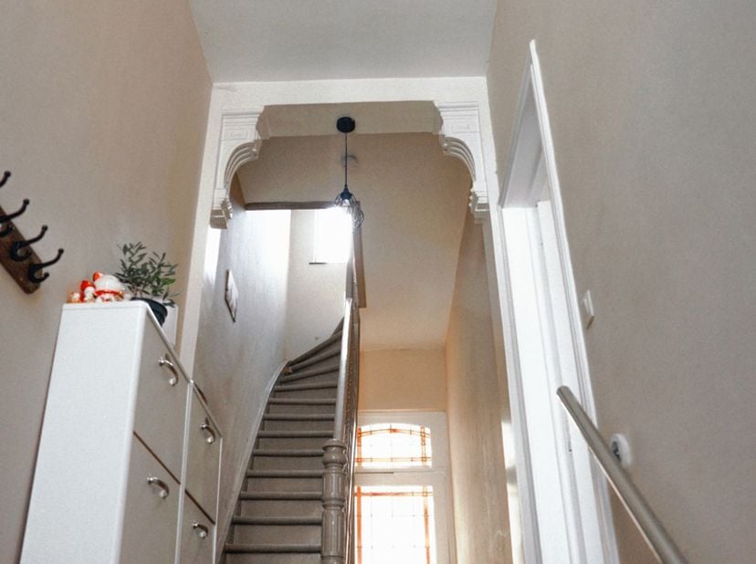 VOORMALIGE HERENWONING MET TUIN VLAKBIJ MARKT GERAARDSBERGEN. Deze gesloten bebouwing met architecturale voorgevel vind je bovenaan de Denderstraat op