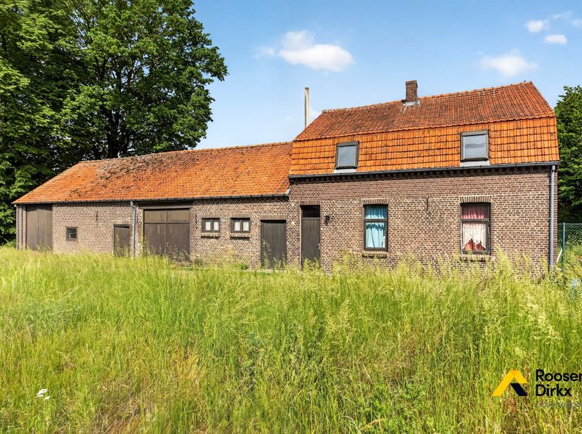 Op het gehucht het Hostie, vlakbij de Lillerbaan van Bocholt naar Neerpelt, ligt deze te renoveren gevelhoeve met aanpalende woonst. Het centrum van K