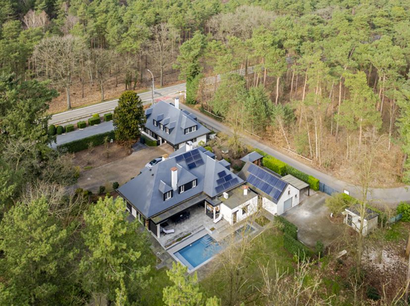 Villa exclusive avec bureau et piscine, idéalement située au calme, en pleine verdure de la Campine, sur un terrain d’environ 3.132 m². Cette habitati