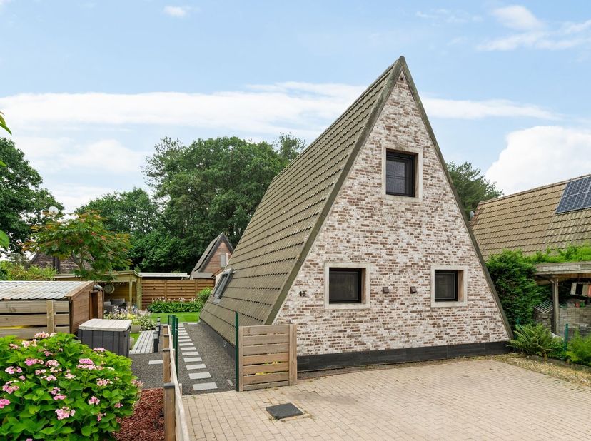 Maison de vacances prête à emménager avec 2 chambres, d'une superficie de 277 m²<br />
<br />
Situation :<br />
<br />
Située au calme, en pleine na