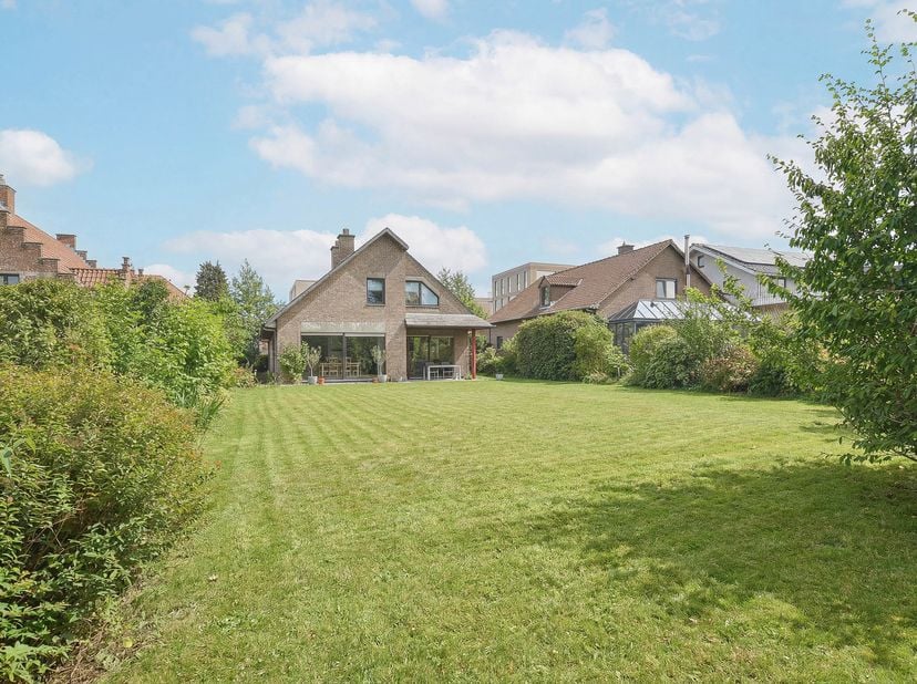 Maxime Real Estate stelt u deze vrijstaande woning met potentieel 4 slaapkamers, 3 badkamers en een gunstige EPC-score voor.<br />
Gelegen in het resi