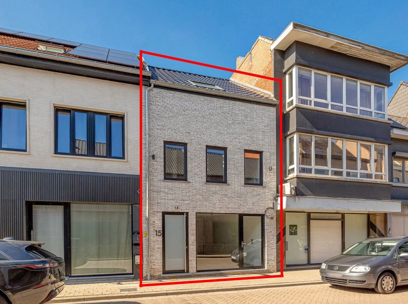 Gelegen aan de Markt van Meerhout, in de Veldstraat, geniet dit volledig vernieuwde handelspand met duplex appartement van een centrale ligging met wi