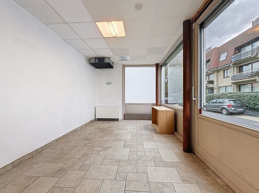 Grand magasin adapté à différents usages, situé dans le centre de Saint-Idesbald. &amp;nbsp;À l'arrière, le magasin dispose d'une cuisine. &amp;nbsp;Au sous-s