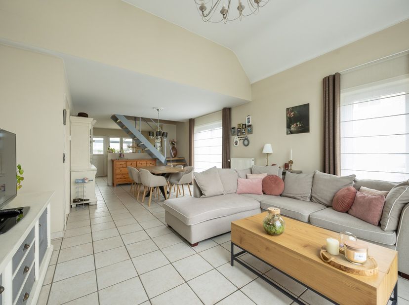Instapklare gezinswoning te koop!<br />
<br />
Troeven:<br />
- Gebouwd in 2001<br />
- GEEN renovatieverplichting (EPC label C)<br />
- Volledig inst