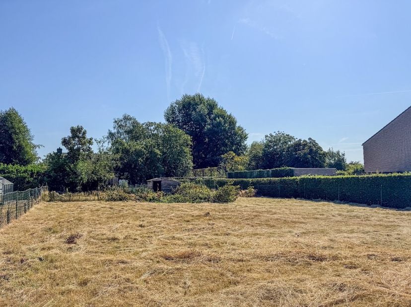 Recht tegenover het Esenkasteel te Diksmuide, vinden we dit residentieel gelegen stuk bouwgrond met volgende kenmerken:<br />
<br />
TROEVEN: <br />
-