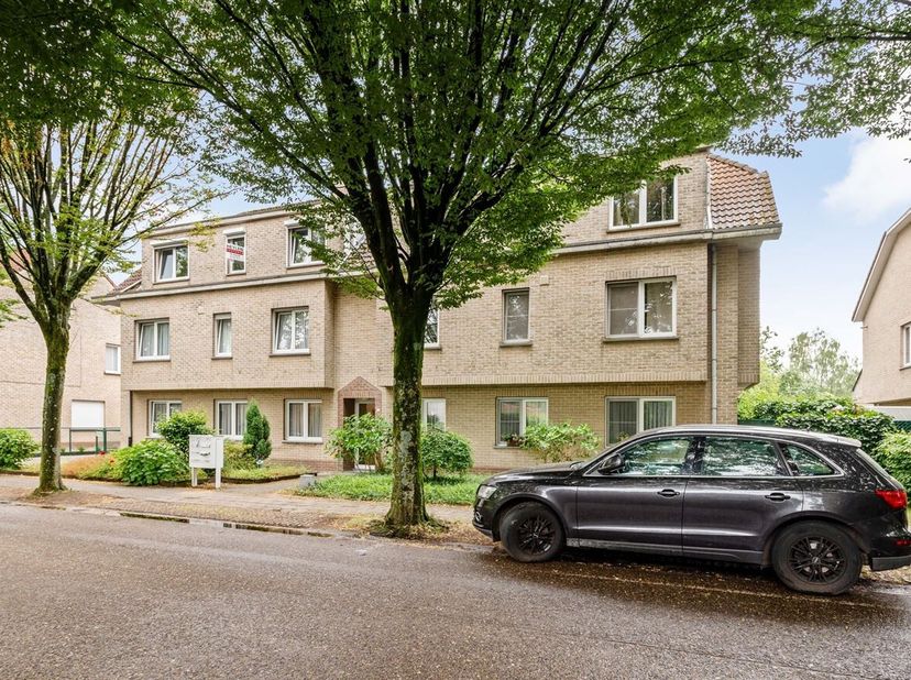 Ruim en zonnig appartement met groot terras en zolder in Brasschaat <br />
Gelegen op een centrale, maar rustige locatie in Brasschaat, nabij het cent