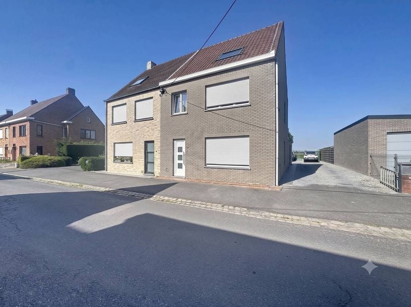 Cette maison spacieuse et lumineuse est située au calme à Ichtegem et offre tout le confort nécessaire à une famille à la recherche d'un grand espace