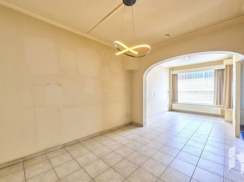 Ten midden van het bruisende Bree met alle faciliteiten op loopafstand vind je deze woning.<br />
Ze heeft zeer veel potentieel mits wat opfriswerk ma