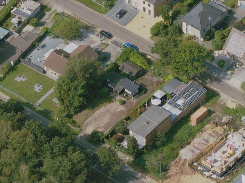 Bouwgrond voor Open bebouwing van 8a80ca te Genk.<br />
<br />
Omgeving: Deze bouwgrond is gelegen aan de Maaseikerbaan, net buiten het centrum van