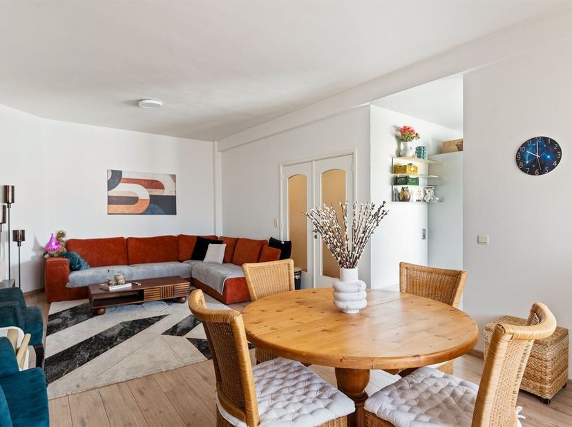 Locatie: Dit ruim tweeslaapkamerappartement van 98 m² is gelegen aan de Camille Huysmanslaan in de gegeerde Expo-wijk te 2020 Antwerpen. De centrale l