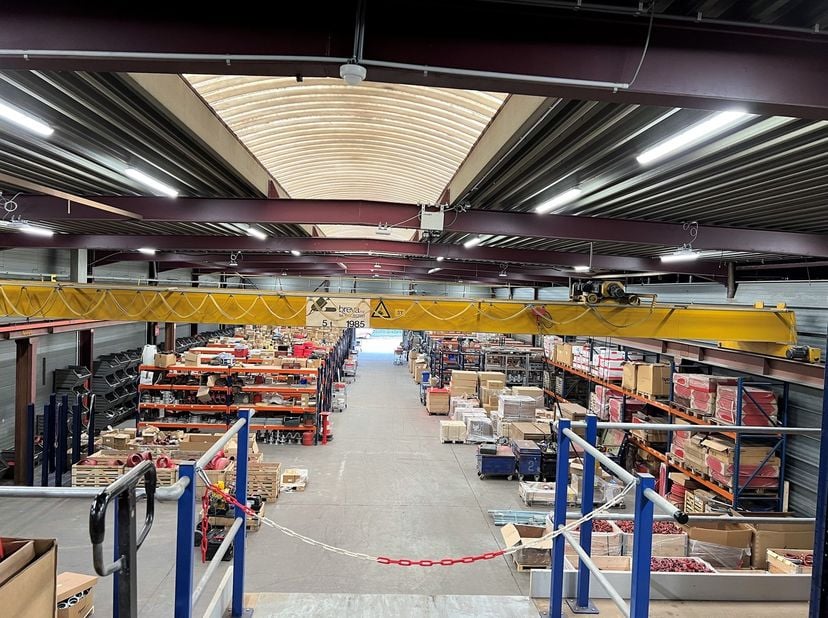 Op het bedrijventerrein Stadsheide, net buiten Hasselt en omgeven door een rustige, bosrijke omgeving, bevindt zich deze industriële unit die kracht,