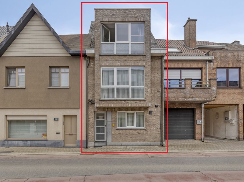 In het centrum van Nieuwerkerke (deelgemeente Aalst) vindt je dit interessant investeringspand, opgericht in 2000. Het bestaat uit 3 units met elk een