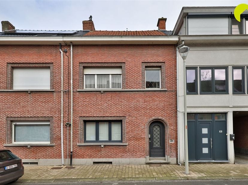 In een rustige straat tussen de dorpscentra van Boom en Reet bieden wij u deze gezellige rijwoning met veel potentieel en handige servitude-uitgang aa