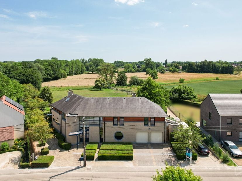 Te midden van een idyllisch landschap in Bierbeek, op een royaal zuidgericht perceel, ligt deze uitzonderlijke villa waar exclusiviteit, comfort en ar